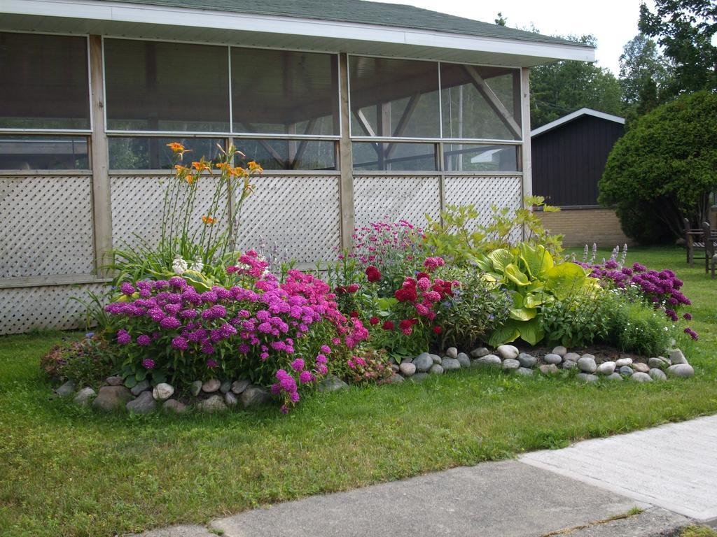 Carolyn Beach Inn Thessalon Exterior photo