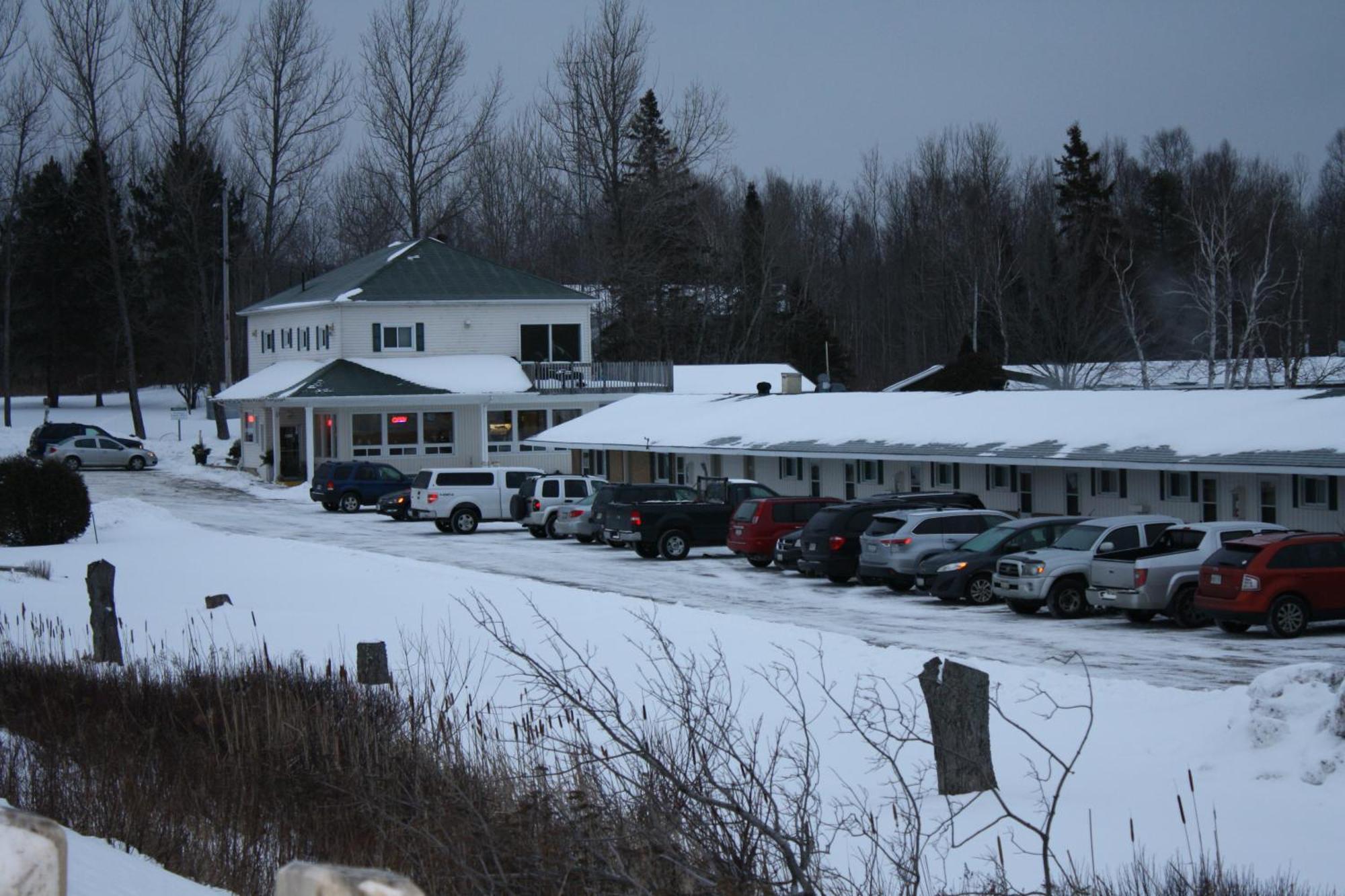 Carolyn Beach Inn Thessalon Exterior photo