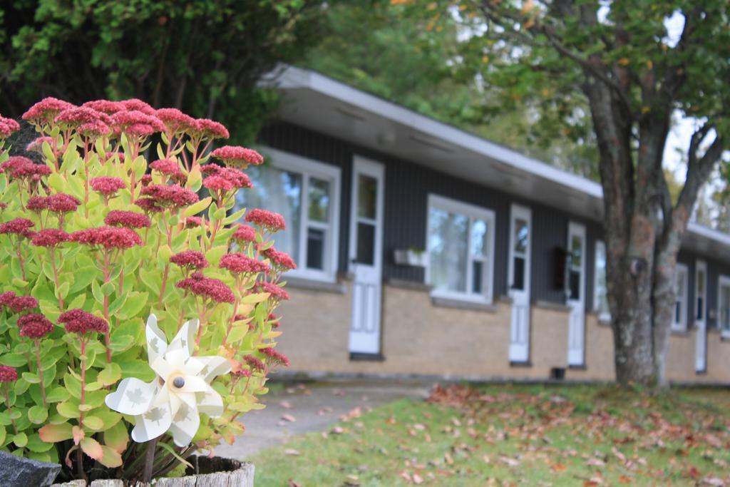Carolyn Beach Inn Thessalon Exterior photo